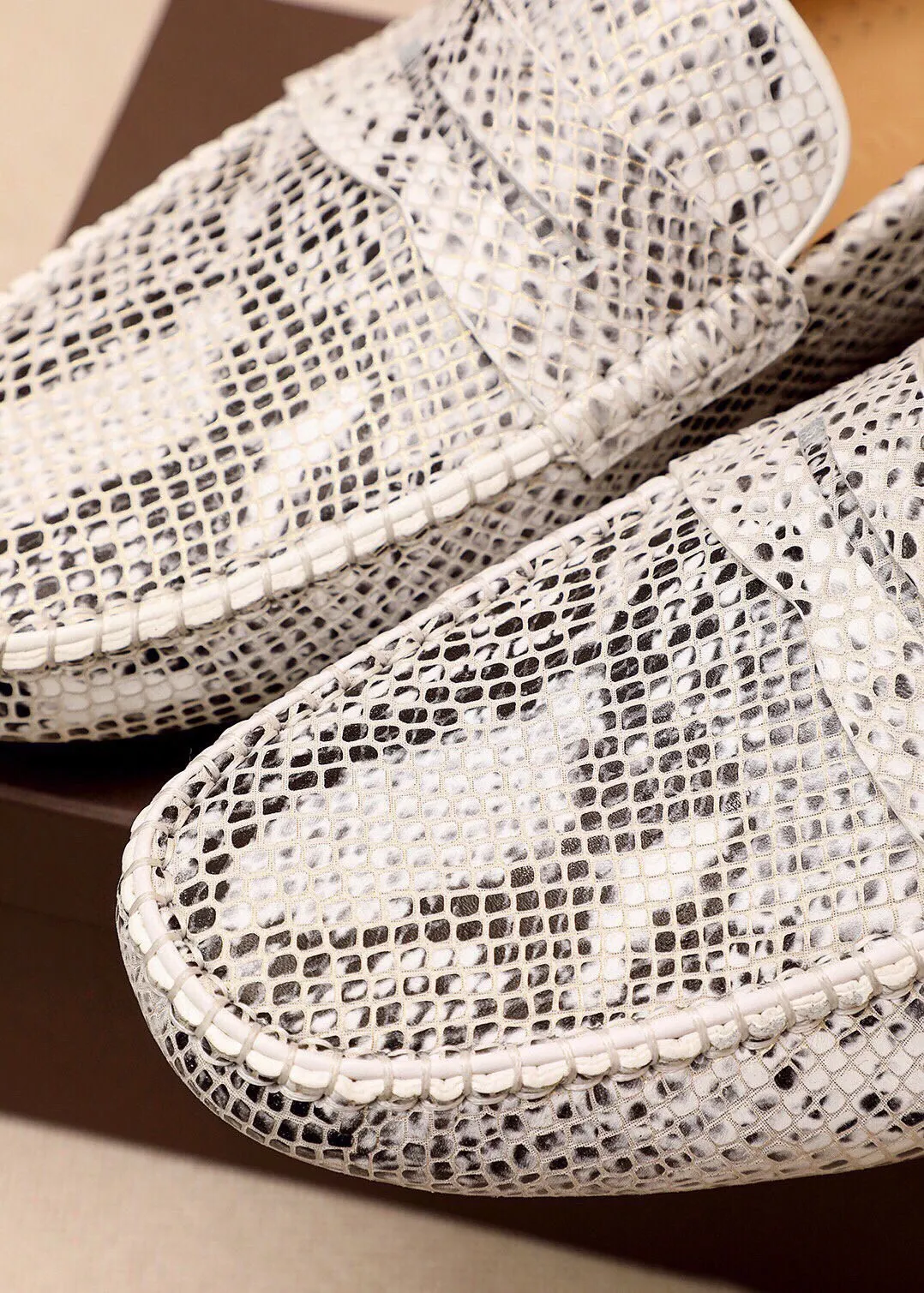 Men's Men's Shoes 💰: 480 💰💐 BV Men's Slip-on Shoes® [BOTTEGA VENETA] Official website counter new model, one-to-one mold opening ⚠Italian calfskin ➕Embossed ➕Cow 🐂 leather lining. Driving slip-ons, available at counters, sizes 38～44 (45🉑️customized)